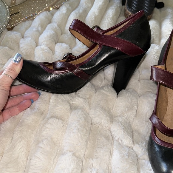 Vintage size 7 Steve Madden burgundy/ black Mary Jane double strap. adjustable - Picture 2 of 5
